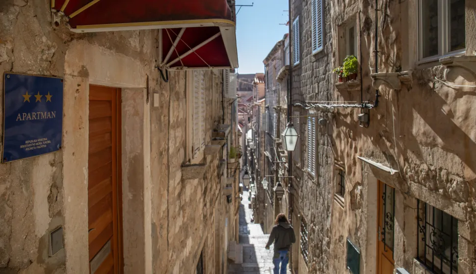 29.01.2024., Stra gradska jezgra, Dubrovnik - Grad Dubrovnik planira prestati izdavati nove dozvole za apartmane unutar gradskih zidina. Photo: Grgo Jelavic/PIXSELL
