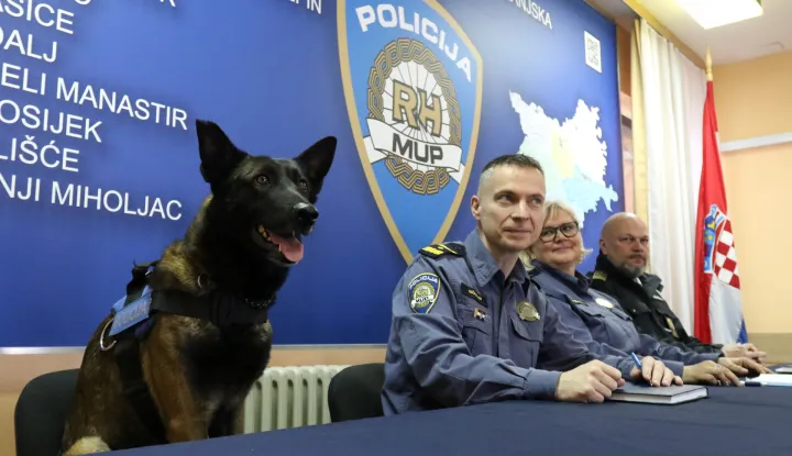 Osijek, 22. 02. 2023, MUP Osijek, press konferencija u povodu zapljene 11 kg droge, heroina, na granicnom prijelazu Batina. Don, sluzbeni pas, sef granicne policiije Dubravko Panduric, Edita Roterbauer i Hrvoje Sudar, Carina, voditelj mobilen carninske jedinice.snimio GOJKO MITIĆ