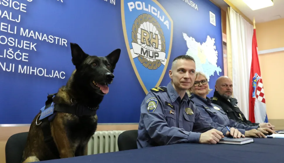 Osijek, 22. 02. 2023, MUP Osijek, press konferencija u povodu zapljene 11 kg droge, heroina, na granicnom prijelazu Batina. Don, sluzbeni pas, sef granicne policiije Dubravko Panduric, Edita Roterbauer i Hrvoje Sudar, Carina, voditelj mobilen carninske jedinice.snimio GOJKO MITIĆ