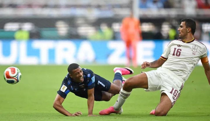 Uruguay's midfielder #07 Nicolas de la Cruz and Spain's midfielder #16 Rodri fight for the ball during the 2026 World Cup Group H football match between Uruguay and Spain at the Guadalajara Stadium in Zapopan on June 26, 2026. (Photo by CARL DE SOUZA/AFP)