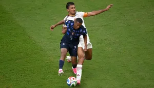 Uruguay's midfielder #07 Nicolas de la Cruz and Spain's midfielder #16 Rodri fight for the ball during the 2026 World Cup Group H football match between Uruguay and Spain at the Guadalajara Stadium in Zapopan on June 26, 2026. (Photo by Alfredo ESTRELLA/AFP)