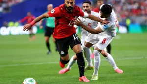 SEATTLE, WASHINGTON - JUNE 26: Mohamed Salah #10 of Egypt is challenged by Mohammad Mohebbi #8 of IR Iran during the FIFA World Cup 2026 Group G match between Egypt and IR Iran at Seattle Stadium on June 26, 2026 in Seattle, Washington. Dean Mouhtaropoulos/Getty Images/AFP (Photo by Dean Mouhtaropoulos/GETTY IMAGES NORTH AMERICA/Getty Images via AFP)