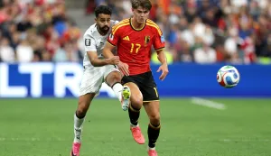 VANCOUVER, BRITISH COLUMBIA - JUNE 26: Sarpreet Singh #10 of New Zealand is challenged by Charles De Ketelaere #17 of Belgium during the FIFA World Cup 2026 Group G match between New Zealand and Belgium at BC Place Vancouver on June 26, 2026 in Vancouver, British Columbia. Emilee Chinn/Getty Images/AFP (Photo by Emilee Chinn/GETTY IMAGES NORTH AMERICA/Getty Images via AFP)