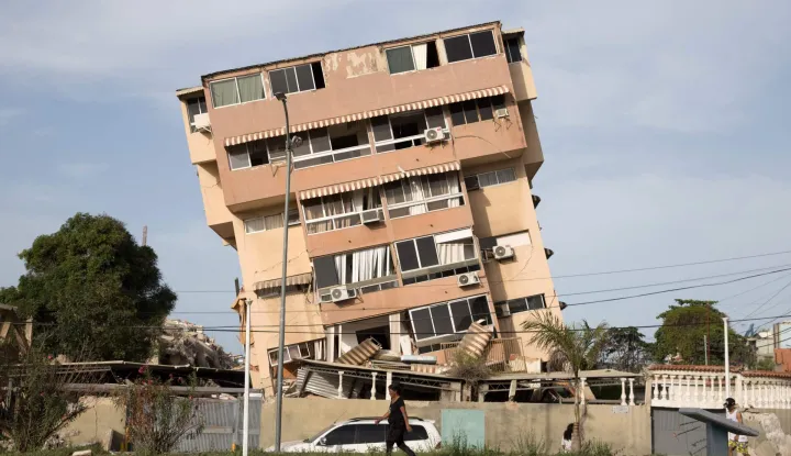 Picture of a leaning building taken after twin earthquakes in Caraballeda, La Guaira State, some 40 km northeast of Caracas, on June 25, 2026. The death toll from twin earthquakes in Venezuela more than doubled on June 26, 2026, to 589, interim president Delcy Rodriguez said, as rescuers boosted by international teams raced to find survivors beneath collapsed buildings. (Photo by Donaldo BARROS/AFP)