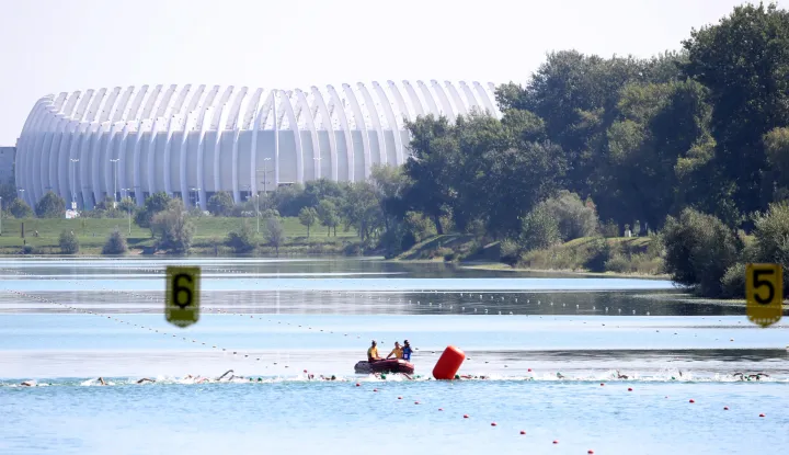 Zagreb, 09.09.2018 - Međunarodna utrka Zagreb 3athlon pod visokim pokoroviteljstvom Sredinjeg dravnog Ureda za sport na zagrebačkom Jarunu. Na slici utrka mukaraca u triatlonu, Europski juniorski kup Zagreb 2018. Nacjecatelji i natjecateljice su se natjecale u plivanju, biciklizmu i trčanju.foto HINA/ Damir SENČAR /ds