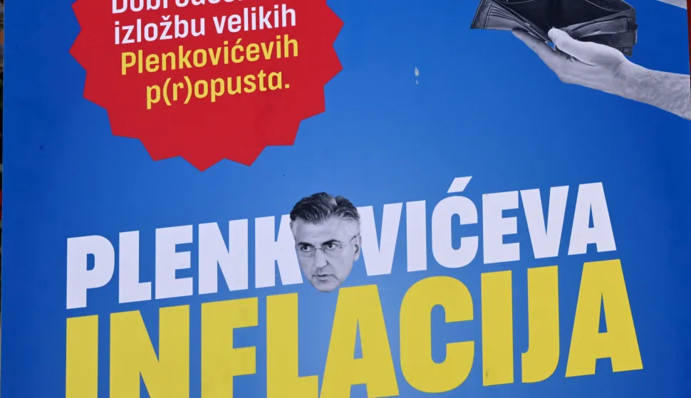Vinkovci, 24.06.2026. - Na Vinkovačkom korzu SDP i Možemo! održali konferenciju za medije u povodu zajedničke kampanje "Plenkovićeva inflacija". Na konferenciji govorili predsjednik SDP-a Sini&scaron;a Hajda&scaron; Dončić, koordinatorica stranke Možemo! Sandra Benčić, te saborska zastupnica SDP-a Sanja Radolović. Tom prigodom je postavljena i posebna izložba kojom su prikazati učinci inflacije na ključne prehrambene proizvode. foto HINA/Gordan Panić