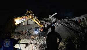 Members of Caracas firefighters work on the recovery of a dead body in a collapsed building in La Guaira, on June 27, 2026. The death toll from two powerful earthquakes that devastated Venezuela earlier this week rose to 920 on June 26, National Assembly President Jorge Rodriguez said. (Photo by Manaure QUINTERO/AFP)