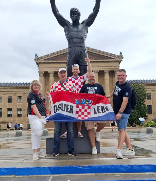Navijači iz Osijeka kod spomenika Rockyju u Philadelphiji
