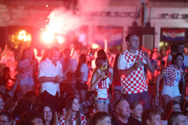 27.06.2026., Osijek - Navijacka atmosfera i pracenje utakmice izmedju Hrvatske i Engleske na Trgu sv. Trojstva u Osijeku. Photo: David Jerkovic/PIXSELL