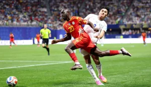 ATLANTA, GEORGIA - JUNE 27: Yoane Wissa #20 of Congo DR is challenged by Abdukodir Khusanov #2 of Uzbekistan during the FIFA World Cup 2026 Group K match between Congo DR and Uzbekistan at Atlanta Stadium on June 27, 2026 in Atlanta, Georgia. Molly Darlington/Getty Images/AFP (Photo by Molly Darlington/GETTY IMAGES NORTH AMERICA/Getty Images via AFP)