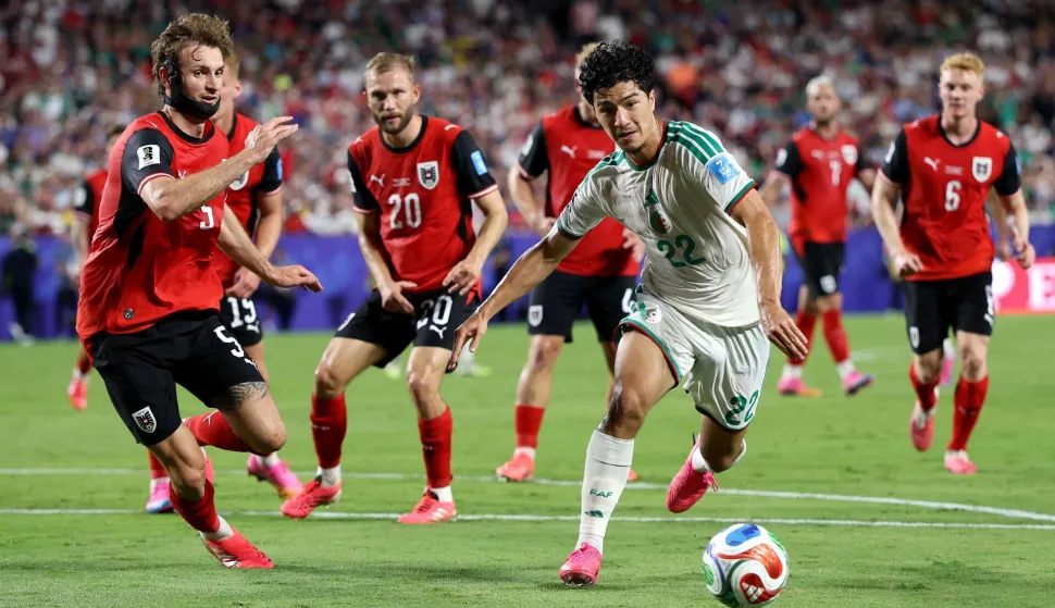 KANSAS CITY, MISSOURI - JUNE 27: Ibrahim Maza #22 of Algeria controls the ball under pressure from Stefan Posch #5 of Austria during the FIFA World Cup 2026 Group J match between Algeria and Austria at Kansas City Stadium on June 27, 2026 in Kansas City, Missouri. Charlotte Wilson/Getty Images/AFP (Photo by Charlotte Wilson/GETTY IMAGES NORTH AMERICA/Getty Images via AFP)