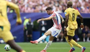 Philadelphia, 28.06.2026 - Utakmica trećeg kola skupine L Svjetskog nogometnog prvenstva Hrvatska - Gana na Lincoln Financial Field stadionu u Philadelphiji. Na slici Petar Sučić, Kwasi Sibo.foto HINA/ Daniel KASAP/ ds