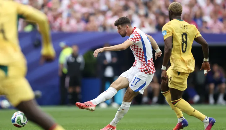 Philadelphia, 28.06.2026 - Utakmica trećeg kola skupine L Svjetskog nogometnog prvenstva Hrvatska - Gana na Lincoln Financial Field stadionu u Philadelphiji. Na slici Petar Sučić, Kwasi Sibo.foto HINA/ Daniel KASAP/ ds