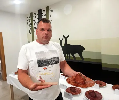 Na 23. Otočku kulenijadu pristiglo 27 uzoraka, &scaron;ampionski kulen ima Stjepan Ćuk iz Vođinaca
