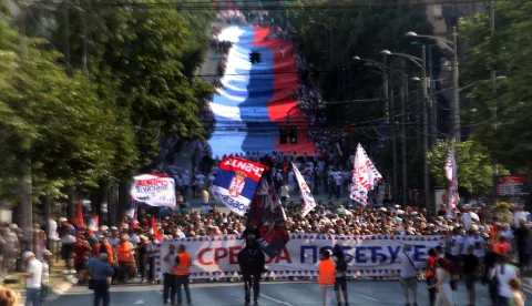 Beograd, 27.06.2026 - Srbijanski predsjednik Aleksandar Vu?i? rekao je u subotu da ?e u sljede?ih nekoliko tjedana odstupiti, godinu dana prije isteka mandata te je najavio prijevremene predsjedni?ke i parlamentarne izbore.Prista?e politike srbijanskog predsjednika okupili su se u Beogradu, a Vu?i? je ranije rekao da u glavnom gradu o?ekuje desetke tisu?a ljudi. Skup u Beogradu dio je kampanje "Srbija pobje?uje" kojom Vu?i? nastoji parirati vi?emjese?noj kampanji studentskog pokreta "Studenti pobje?uju" kojom se tra?i raspisivanje prijevremenih parlamentarnih izbora. foto HINA/ Velimir ILI?/ ik