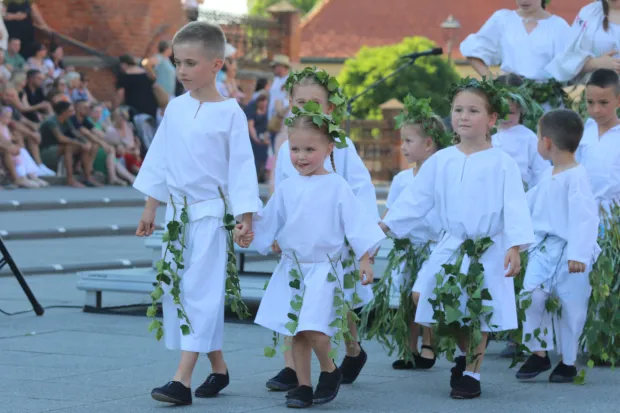 Đakovo, 28. 06. 2026, 60. Đakovački vezovi, Malii Đakovači vezovi, povorka, korzorm i sipred katedrale.snimio GOJKO MITIĆ