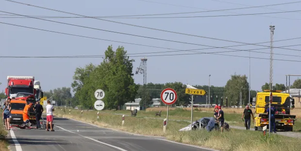 Divo&scaron;, 29. 06. 2026, Danas poslije 14 sati 4 automobla, te&scaron;ka prometna nesreća, pormet potpuno obustavljen, policija, očevid, cestari, vatrogasci, &scaron;lep sulžba...snimio GOJKO MITIĆ