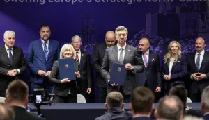 Dubrovnik, 28.04.2026 - Sastanak na vrhu Inicijative triju mora u hotelu Palace u Dubrovniku. Potpisivanje sporazuma u području energetike, prometa, tehnologije, financija i porezne politike: Sporazum između Vlade Republike Hrvatske i Vijeća ministara Bosne i Hercegovine o izgradnji plinovoda "Južna interkonekcija Bosne i Hercegovine i Republike Hrvatske" koji su potpisali predsjednik Vlade RH Andrej Plenković i predsjedateljica Vijeća ministara BiH Bojana Kri&scaron;to.foto HINA/ Damir SENČAR/ ds