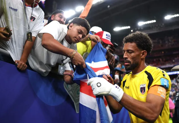 HOUSTON, TEXAS - JUNE 26: Vozinha #1 of Cabo Verde signs autographs for fans after the 0-0 draw during the FIFA World Cup 2026 Group H match between Cabo Verde and Saudi Arabia at Houston Stadium on June 26, 2026 in Houston, Texas. Michael Steele/Getty Images/AFP (Photo by MICHAEL STEELE/GETTY IMAGES NORTH AMERICA/Getty Images via AFP)