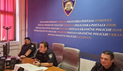 Danas se u Policijskoj upravi vukovarsko-srijemskoj u Vinkovcima održao edukativni susret policijskih službenika i djece polaznika edukativnog ljetnog kampa &scaron;kole "Malac Genijalac Vinkovci", &scaron;kole za intelektualni i mentalni razvoj djece u Vinkovcima. Druženjem s djecom, policajci su postavili temelj za izgradnju povjerenja i pozitivnog stava o ulozi policije kao službe u za&scaron;titi građana 