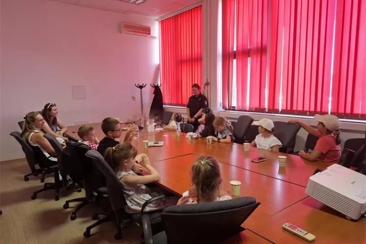 Danas se u Policijskoj upravi vukovarsko-srijemskoj u Vinkovcima održao edukativni susret policijskih službenika i djece polaznika edukativnog ljetnog kampa &scaron;kole "Malac Genijalac Vinkovci", &scaron;kole za intelektualni i mentalni razvoj djece u Vinkovcima. Druženjem s djecom, policajci su postavili temelj za izgradnju povjerenja i pozitivnog stava o ulozi policije kao službe u za&scaron;titi građana 