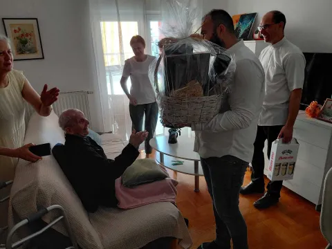 Slavljenika su darivali pročenik Buljević i župnik Jugović, lipanj 2026.ustupljeno