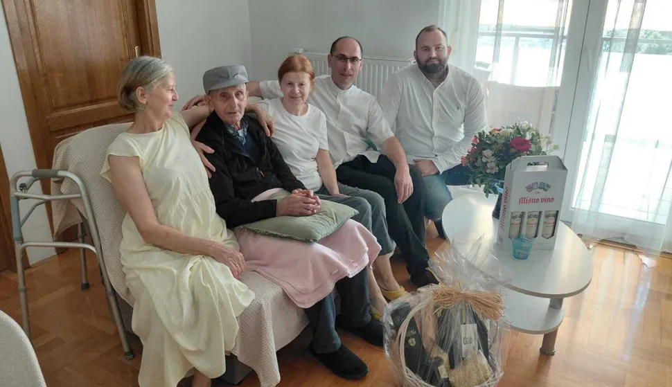 Slavljenika su darivali pročenik Buljević i župnik Jugović, lipanj 2026.ustupljeno