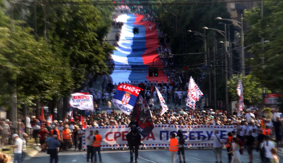 Beograd, 27.06.2026 - Srbijanski predsjednik Aleksandar Vu?i? rekao je u subotu da ?e u sljede?ih nekoliko tjedana odstupiti, godinu dana prije isteka mandata te je najavio prijevremene predsjedni?ke i parlamentarne izbore.Prista?e politike srbijanskog predsjednika okupili su se u Beogradu, a Vu?i? je ranije rekao da u glavnom gradu o?ekuje desetke tisu?a ljudi. Skup u Beogradu dio je kampanje "Srbija pobje?uje" kojom Vu?i? nastoji parirati vi?emjese?noj kampanji studentskog pokreta "Studenti pobje?uju" kojom se tra?i raspisivanje prijevremenih parlamentarnih izbora. foto HINA/ Velimir ILI?/ ik