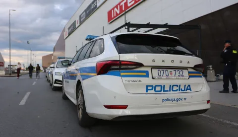 Osijek, 21. 04. 2026, Svilajska, TC Portanova, oko 18 sati dojava o bombi, na kraju se sipostavilo da je lažna. Policija, blokada, evakuacija, duge cijevi...snimio GOJKO MITIĆ