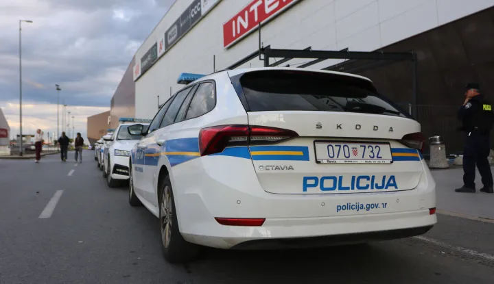 Osijek, 21. 04. 2026, Svilajska, TC Portanova, oko 18 sati dojava o bombi, na kraju se sipostavilo da je lažna. Policija, blokada, evakuacija, duge cijevi...snimio GOJKO MITIĆ