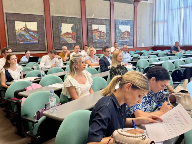 Vukovarsko-srijemska županija nastavlja s provedbom kapitalnih projekata i mjera usmjerenih na jačanje lokalnog gospodarstva, revitalizaciju poljoprivrede te unaprjeđenje dru&scaron;tvene i sportske infrastrukture, rečeno je na dana&scaron;njoj 9. sjednici Županijske skup&scaron;tine održane u Velikoj županijskoj vijećnici u Vinkovcima.