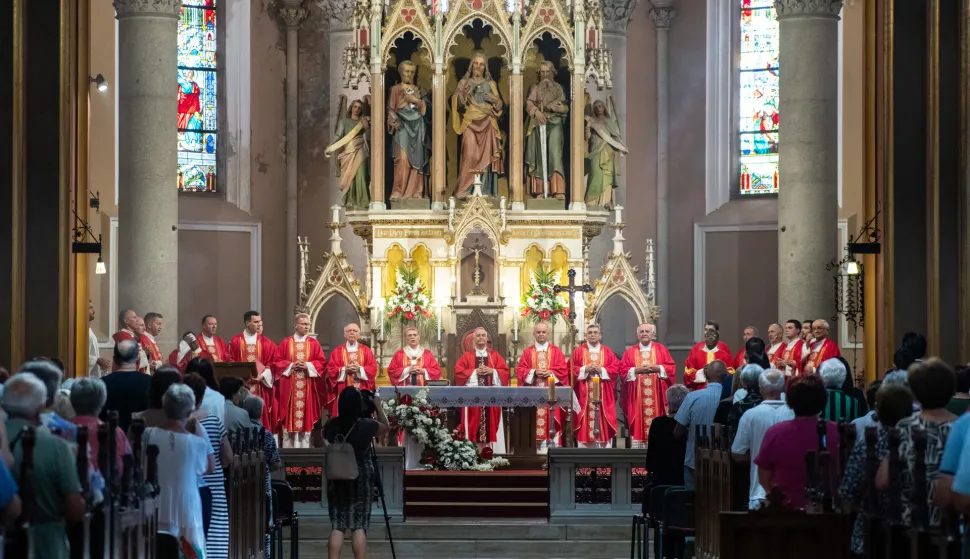 Osijek, 29. 6. 2026., Blagdan Svetog Petra i Pavla, sveta misa i uručenje ugovoramisa; Sveti Petar i Pavao; konkatedrala; ugovor