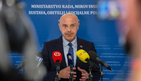Zagreb, 09.06.2026. Ministar financija Tomislav Ćorić i ministar rada, mirovinskoga sustava, obitelji i socijalne politike Alen Ružić održat će sastanak s predstavnicima sindikata javnih službi. Izjave nakon sastanka.Na fotografiji Alen Ružić.foto HINA/ Luka &Scaron;ANGULIN/ l&scaron;