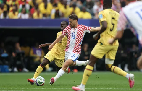 Philadelphia, 28.06.2026 - Utakmica trećeg kola skupine L Svjetskog nogometnog prvenstva Hrvatska - Gana na Lincoln Financial Field stadionu u Philadelphiji. Na slici Nikola Vla&scaron;ić, Kamaldeen Sulemana.foto HINA/ Daniel KASAP/ ds