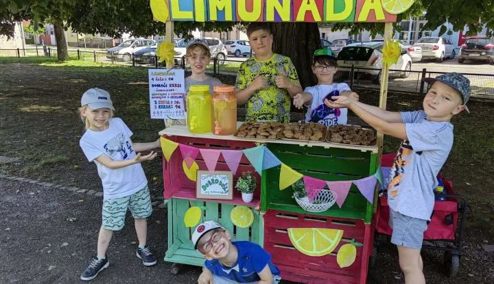 Mali vi&scaron;njevački poduzetnici napravili &scaron;tand i prolaznicima ponudili domaće kekse i limunadu