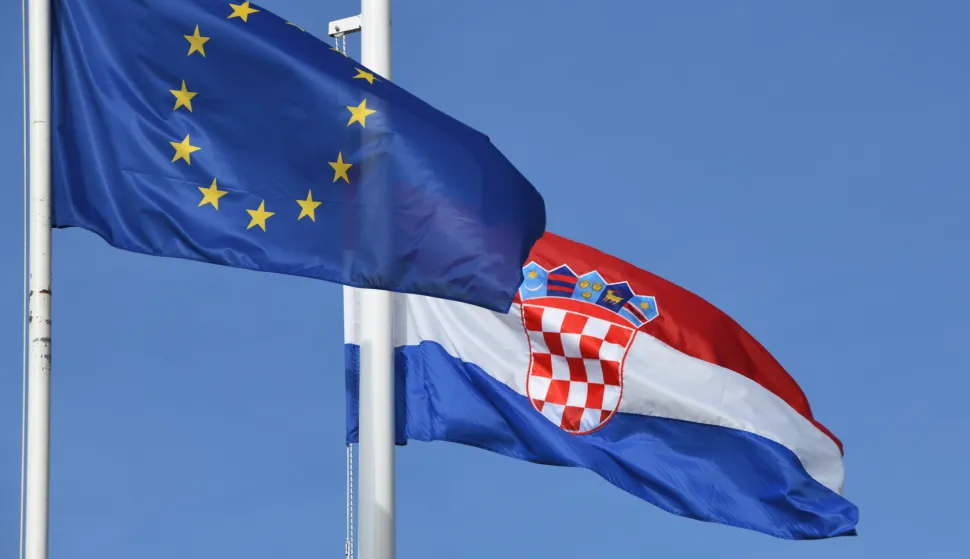09.04.2022., Sibenik - Zastava Europske unije i Republike Hrvatske. Photo: Hrvoje Jelavic/PIXSELL