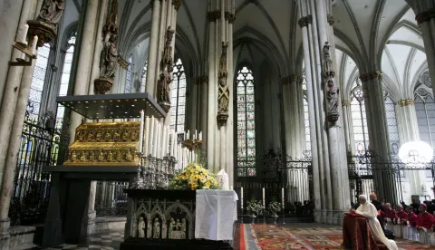 Pope Benedict prays in front of the shrine in the cathedral in Cologne August 18, 2005.Pope Benedict made a triumphant homecoming on Thursday and urged hundreds of thousands of ecstatic young people to find room for God in their busy, modern lives.   REUTERS/Patrick Herzog