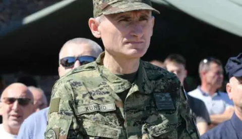 Osijek, 15. 06. 2024, Tvrdja, Trg Sv. Trojstva i kod Bastiona, vjezba HV, izlozbaa oruzija i prelet Rafalea...Kundid.snimio GOJKO MITIĆ