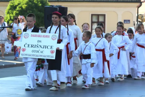 Đakovo, 28. 06. 2026, 60. Đakovački vezovi, Malii Đakovači vezovi, povorka, korzorm i sipred katedrale.snimio GOJKO MITIĆ