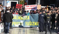 Zadar, 30.11.2025. - Prosvjedni mar&scaron; "Ujedinjeni protiv fa&scaron;izma" okupio je vi&scaron;e desetaka organizacija, kolektiva, inicijativa, ali i pojedinaca i pojedinki iz cijele Hrvatske koji su zajedno mar&scaron;irali protiv mržnje, nasilja, prijetnji i laži. Ovo je prvi veliki antifa&scaron;istički skup u Dalmaciji.Foto: HINAZvonko KUCELIN