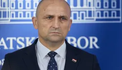 Zagreb, 02.07.2026. - Minstar obrane Ivan Anu&scaron;ić obratio se okupljenim novinarima i pojasnio stav Vlade u odnosu na situaciju između generala Kundida i predsjednika MilanovićaNa fotografiji Ivan Anu&scaron;ić.foto HINA/ Edvard &Scaron;U&Scaron;AK
