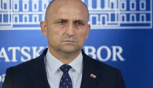 Zagreb, 02.07.2026. - Minstar obrane Ivan Anu&scaron;ić obratio se okupljenim novinarima i pojasnio stav Vlade u odnosu na situaciju između generala Kundida i predsjednika MilanovićaNa fotografiji Ivan Anu&scaron;ić.foto HINA/ Edvard &Scaron;U&Scaron;AK