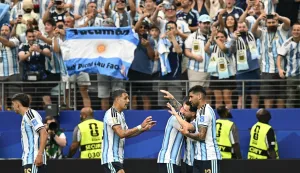 TOPSHOT - Argentina's forward #10 Lionel Messi (2nd R) celebrates with teammates after scoring the opening goal during the 2026 World Cup Group J football match between Argentina and Austria at the Dallas Stadium in Arlington on June 22, 2026. (Photo by Paul ELLIS/AFP)