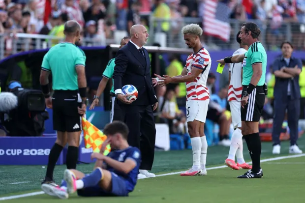 SANTA CLARA, CALIFORNIA - JULY 01: Sergej Barbarez, Head Coach of Bosnia and Herzegovina, argues with referee Raphael Claus during the FIFA World Cup 2026 Round of 32 match between USA and Bosnia and Herzegovina at San Francisco Bay Area Stadium on July 01, 2026 in Santa Clara, California. Jamie Squire/Getty Images/AFP (Photo by JAMIE SQUIRE/GETTY IMAGES NORTH AMERICA/Getty Images via AFP)
