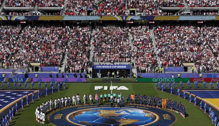 SANTA CLARA, CALIFORNIA - JULY 01: General view inside the stadium as players of both side's line up prior to the FIFA World Cup 2026 Round Of 32 match between USA and Bosnia and Herzegovina at San Francisco Bay Area Stadium on July 01, 2026 in Santa Clara, California. Michael Steele/Getty Images/AFP (Photo by MICHAEL STEELE/GETTY IMAGES NORTH AMERICA/Getty Images via AFP)