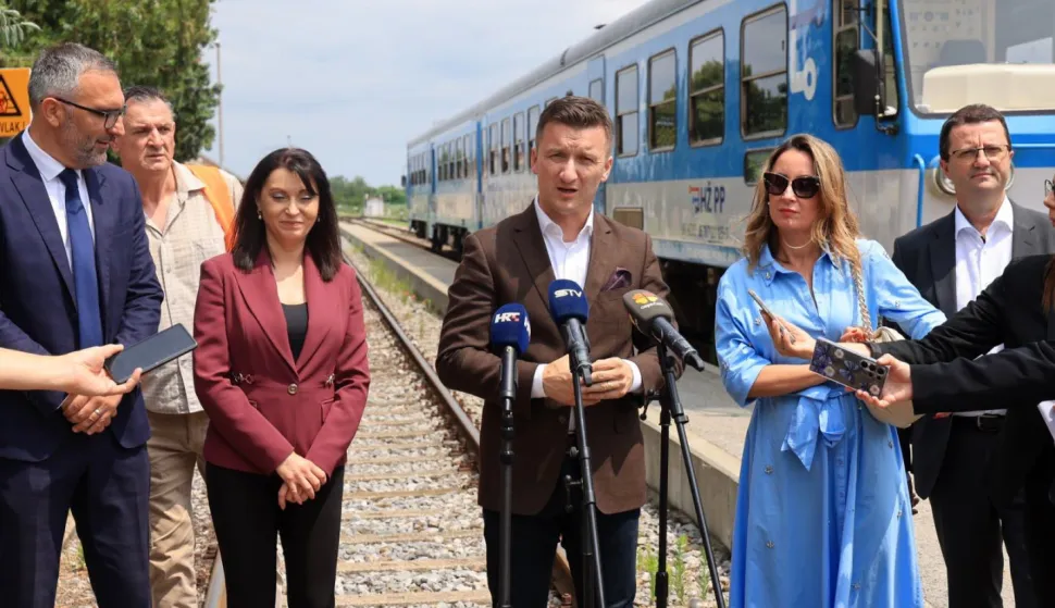 Bizovac, 2.7.2026.- Projekt obnove 33 kilometara duge dionice ?eljezni?ke pruge Osijek - Ko?ka na ruti R202 Vara?din - Dalj vrijedan je 25 milijuna eura, a radove koji su u tijeku obi?ao je u ?etvrtak dr?avni tajnik Ministarstva mora, prometa i infrastrukture ?arko Tu?ek. foto HINA/ ua