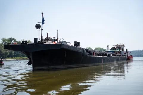 Dalj, 30. 6. 2026., Policijska postaja Dalj - obilazak nasukani rumunjski brod; Dalj; policija; policijska postaja; policijsko plovilo; riječna ophodnja; granična policija; policijski čamac; Dunav
