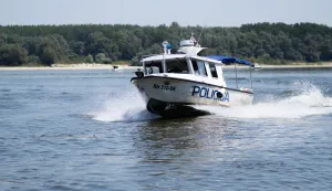 Dalj, 30. 6. 2026., Policijska postaja Dalj - obilazak Dalj; policija; policijska postaja; policijsko plovilo; riječna ophodnja; granična policija; policijski čamac; Dunav; ilustracija; crna kronika