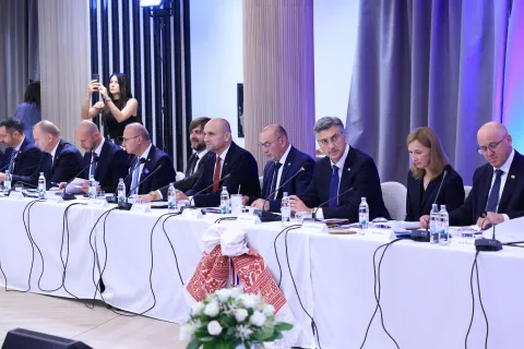 Đakovo, 03.07.2026. - Predsjednik Vlade Andrej Plenković sudjelovao je na prvoj sjednici Vijeća za regionalni razvoj. Na fotografiji Tonči Glavina, Ivan &Scaron;ipić, Damir Habijan, Gordan Grlić Radman, Tomislav Ćorić, Ivan Anu&scaron;ić, Tomo Medved, Andrej Plenković, Nata&scaron;a Miku&scaron; Žigman, Branko Bačić. foto HINA/ ml