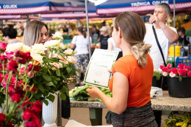 Osijek, 3. 7. 2026., Podjela certifikata Proizvodi hrvatskog seljakatržnica; certifikati; proizvodi hrvatskog seljaka; proizvođači; poljoprivrednici; prodavači